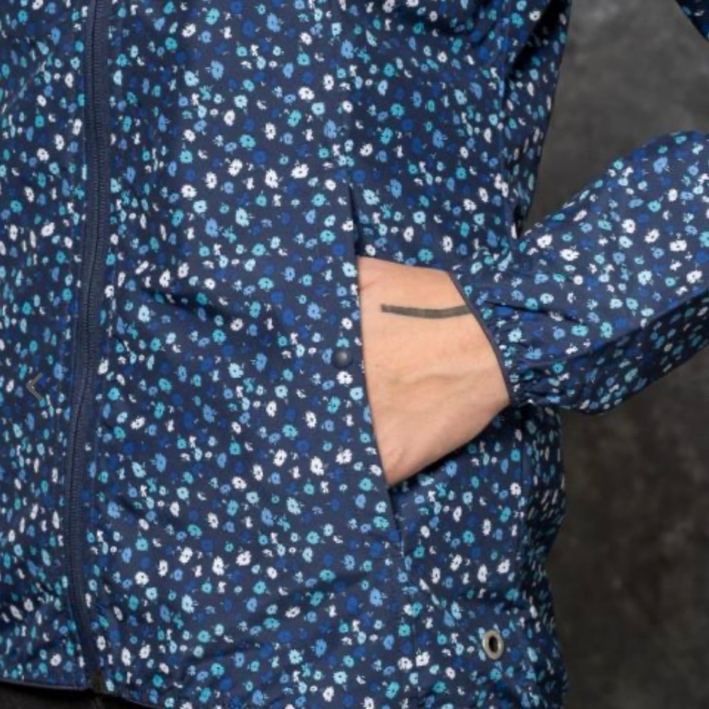 NWT Herschel Women's Voyage Coach Rain Jacket. - Picture 10 of 10